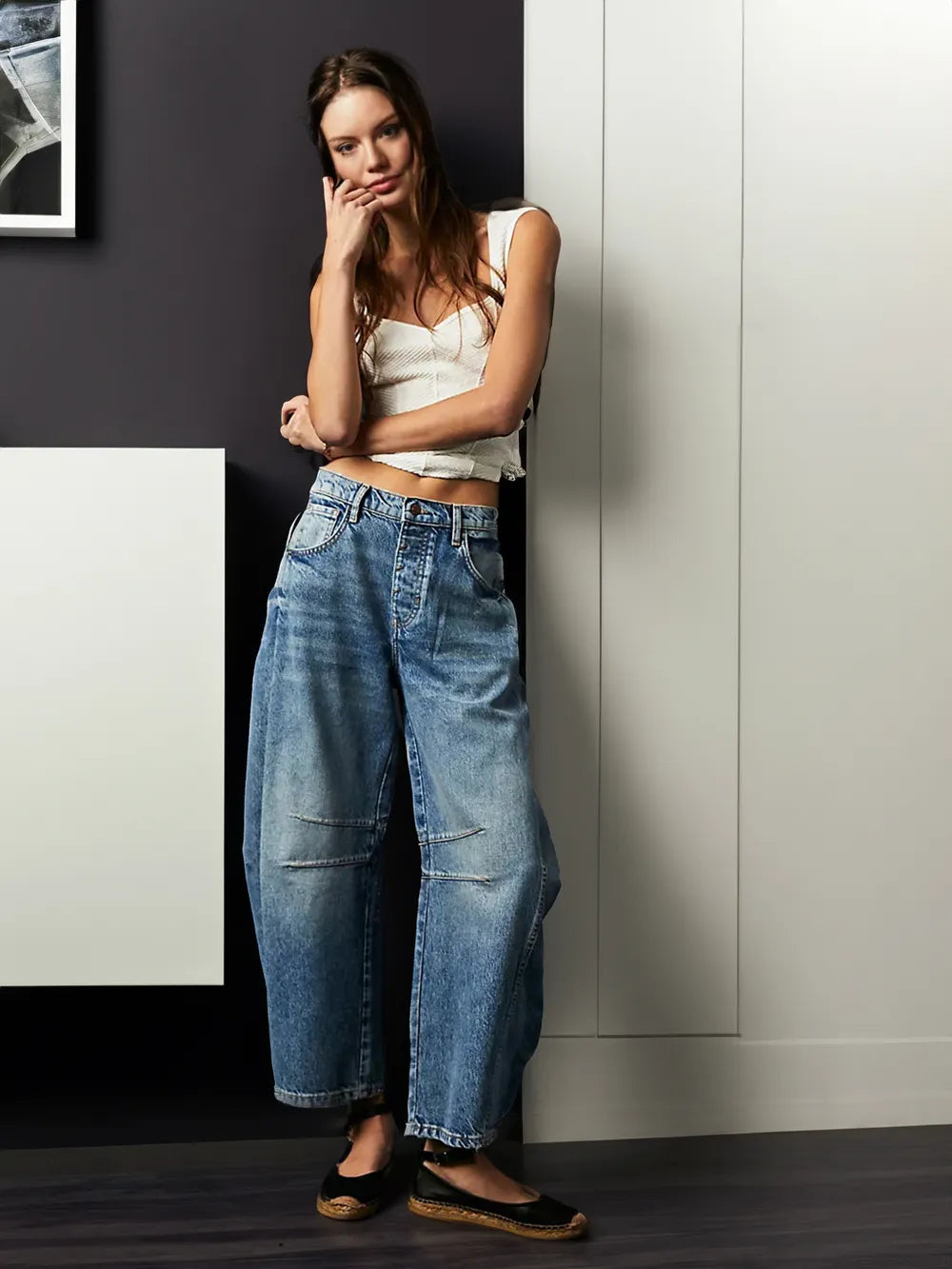 Jeans a Gamba Larga a Vita Media da Donna – Taglio a Botte e Dettaglio a Cucitura