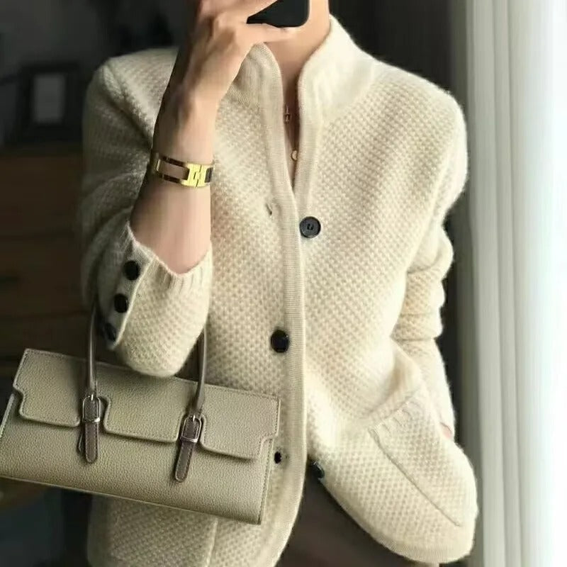 Cardigan da donna in maglia accogliente con collo alto - Chiusura frontale elegante con bottoni
