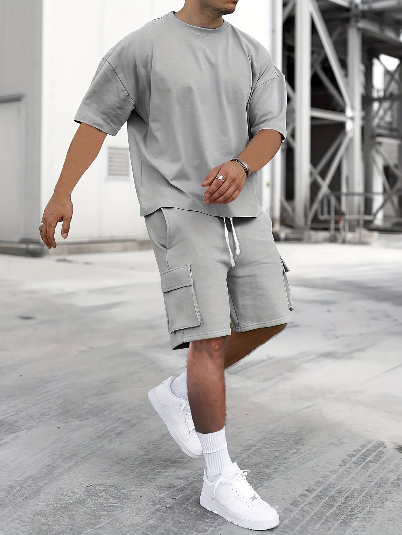 Set con T-shirt Casual e Pantaloncini Cargo da Uomo