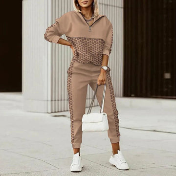 Donna con Felpa a Quarti con Cerniera e Pantaloni Jogger - Dettaglio Stampa Grafica