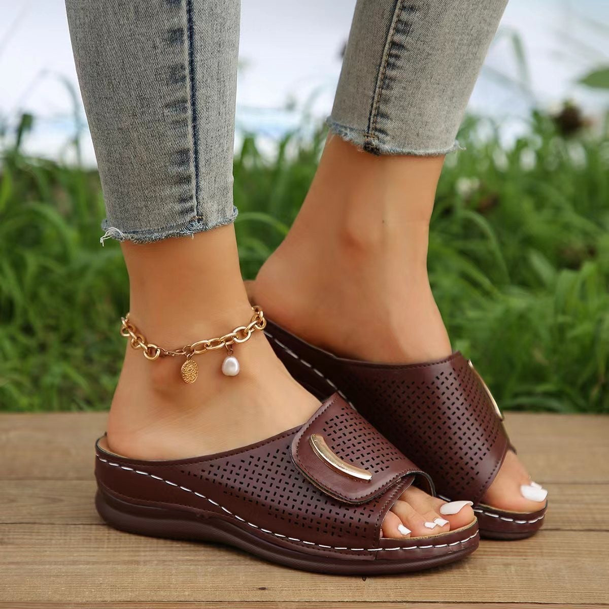 Sandali Donna con Zeppa in Pelle Perforati - Slip-On, Comodi, Estivi Casual