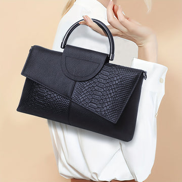 Borsa Clutch Nera da Donna - Con Patta Goffrata e Manico Superiore in Metallo
